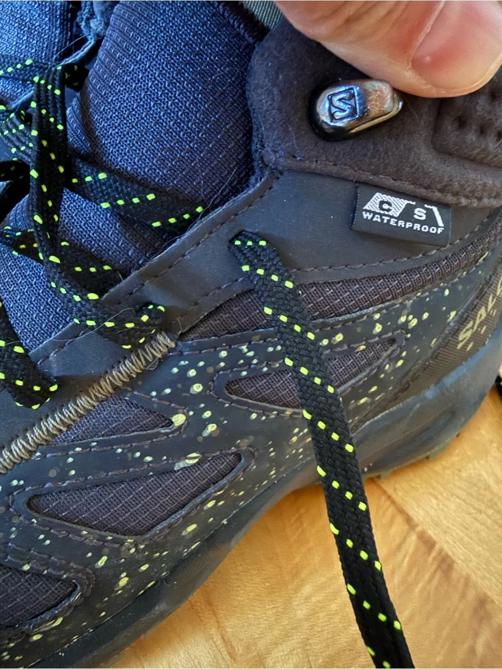 Salomon up reflective closure